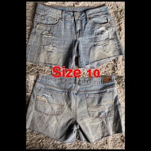 AMERICAN EAGLE MID LIGHTLY DISTRESSED SHORTS